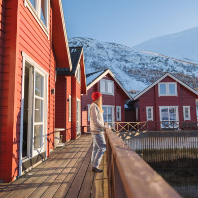 Waterfront cabins at Xlyngen with panoramic views of Lyngenfjord and the Lyngen Alps
